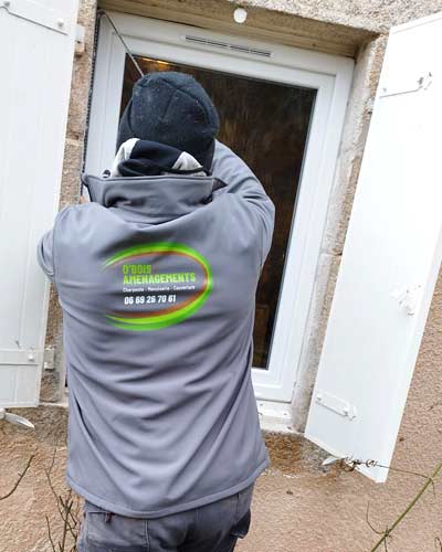 artisan O'Bois Aménagements pose une fenêtre en PVC