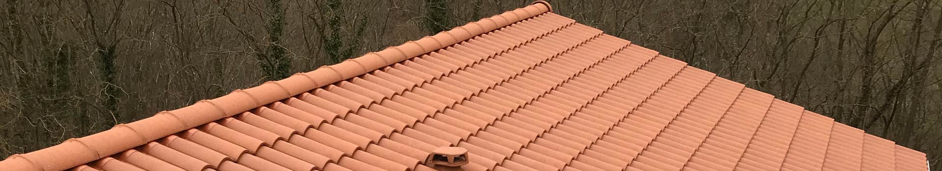 toit en tuile réalisé par O'Bois Aménagements, artisan charpentier à Escoutoux