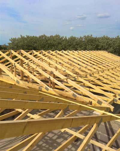 charpente industrielle en bois vue intérieur fermette