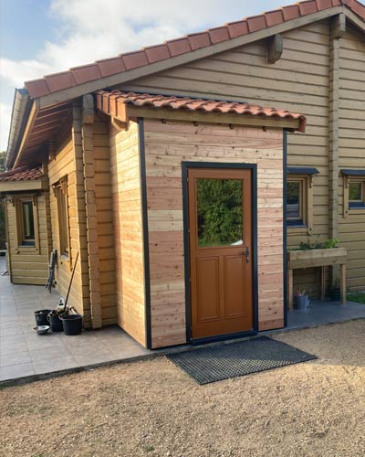 extension ajoutée à une maison en bois en Auvergne