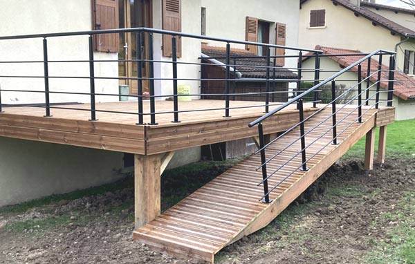 aménagement extérieur d'une rampe et terrasse en bois