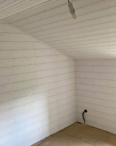 lambris posé sur mur et plafond