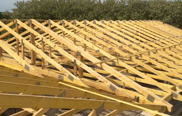 charpente et couverture bois pour maison et bâtiment